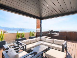 Penthouse in Paseo Marítimo Oeste - Pacífico. Ático dúplex reformado con vistas al mar, en venta en primera lí
