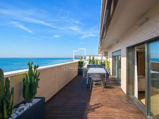 Penthouse in Paseo Marítimo Oeste - Pacífico. Ático dúplex reformado con vistas al mar, en venta en primera lí