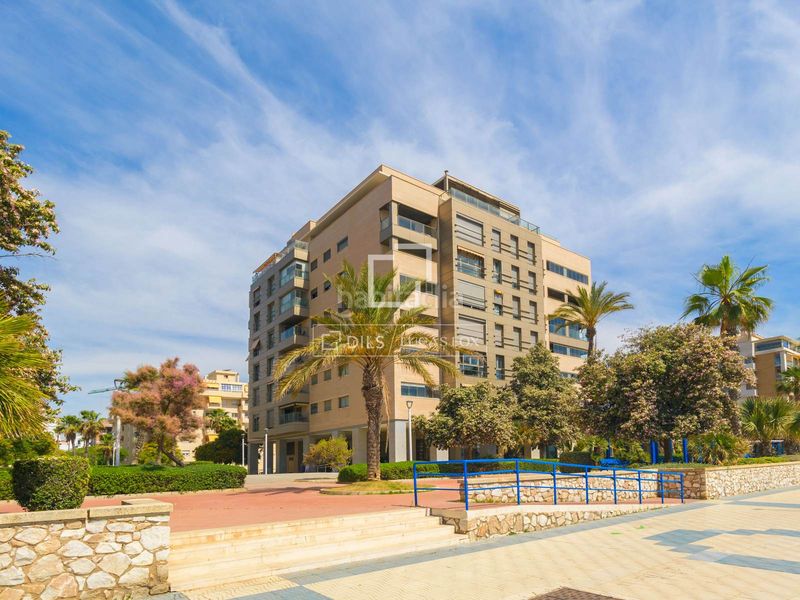 Foto d9d516bf-6514-4f86-bd5d-9f49f0b836f2. Àtic amb aparcament a Paseo Marítimo Oeste - Pacífico Málaga