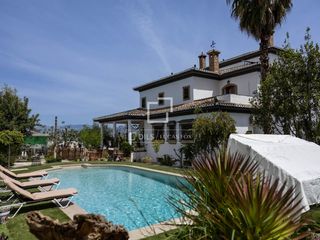 Xalet a Ogíjares. Exclusiva villa de estilo andaluz con vistas panorámicas a la ci
