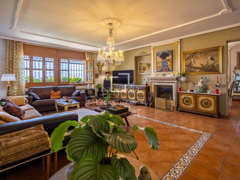 Foto ac14faf8-2c50-4e78-b7eb-a59e82fce442. Chalet exclusiva villa de estilo andaluz con vistas panorámicas a la ciudad de granada y sierra nevada en venta en ogijares en Ogíjares