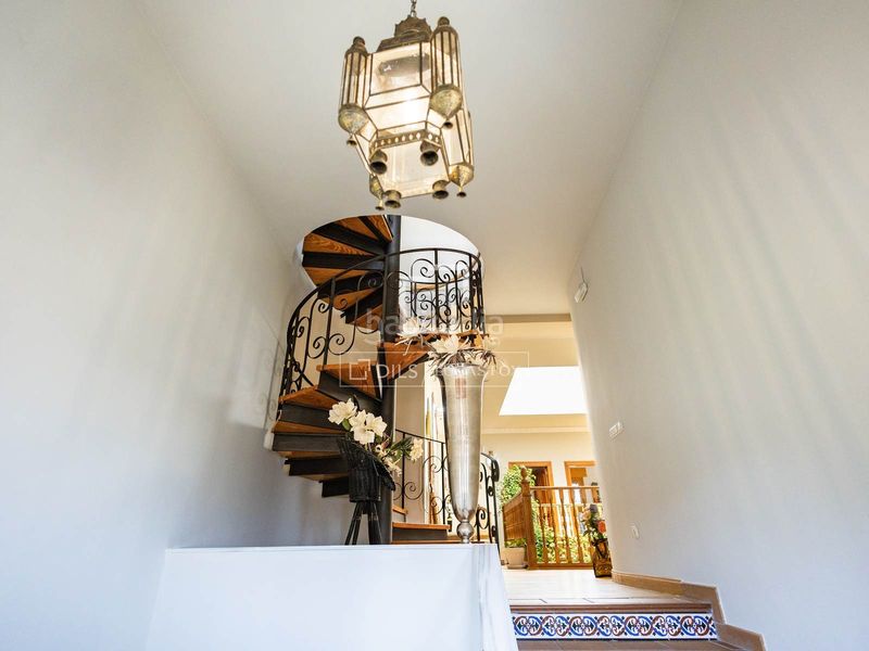 Foto b23db723-4da9-4be0-95e5-f04cf5536c7a. Chalet exclusiva villa de estilo andaluz con vistas panorámicas a la ciudad de granada y sierra nevada en venta en ogijares en Ogíjares