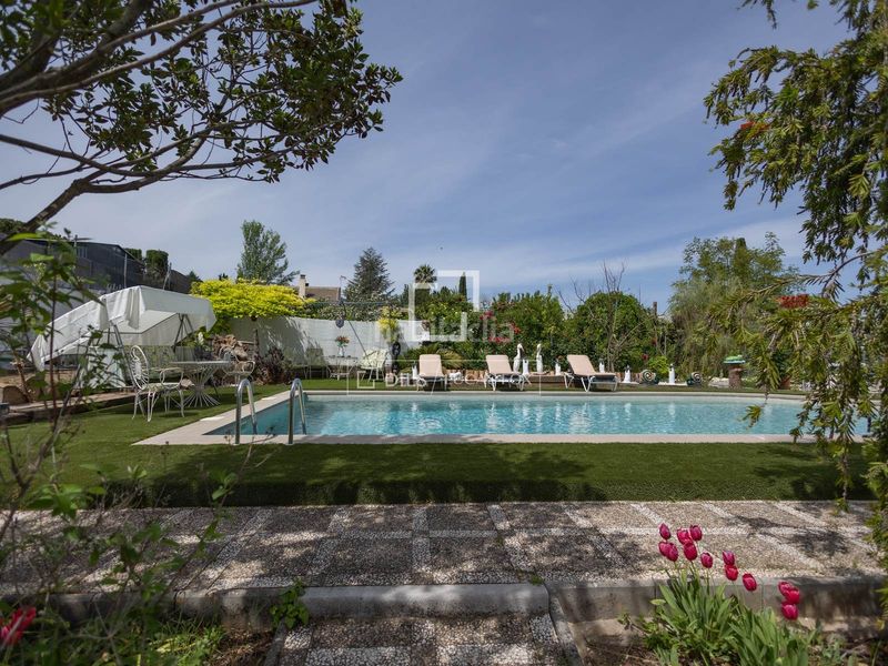 Foto b7c99dee-998f-4336-aa1c-6be43261e5a3. Chalet exclusiva villa de estilo andaluz con vistas panorámicas a la ciudad de granada y sierra nevada en venta en ogijares en Ogíjares