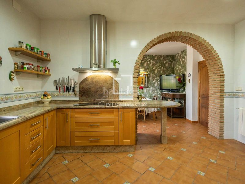 Foto bd43eebe-1cfd-401a-9b95-befb7e603632. Chalet exclusiva villa de estilo andaluz con vistas panorámicas a la ciudad de granada y sierra nevada en venta en ogijares en Ogíjares