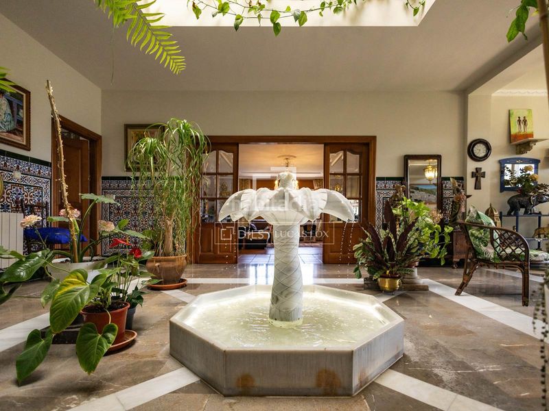 Foto f181cb17-2744-4a76-8d52-8b1db2d6fe78. Chalet exclusiva villa de estilo andaluz con vistas panorámicas a la ciudad de granada y sierra nevada en venta en ogijares en Ogíjares