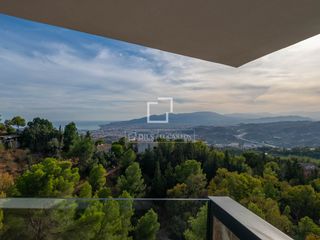 Chalet in Limonar. Villa de cinco dormitorios de obra nueva en venta en los montes