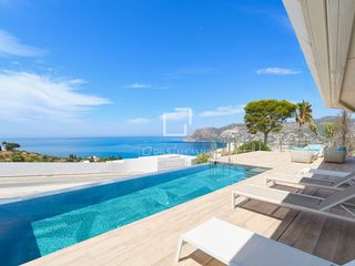 Chalet à La Herradura. Exclusiva villa moderna con vistas panorámicas al mar en venta e