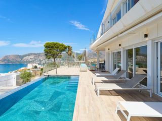 Xalet a La Herradura. Exclusiva villa moderna con vistas panorámicas al mar en venta e