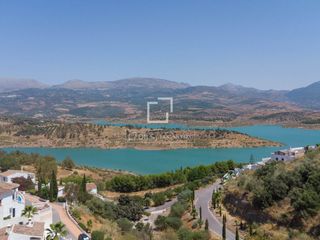 Mas à Viñuela. Propiedad con 3 edificaciones independientes y vistas impresiona