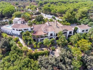 Chalet in Centro. Enorme vivienda de 13 dormitorios en venta en alhaurín el grande