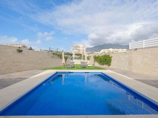 Chalet en Cortijo Torrequebrada. Villa moderna con tres habitaciones y piscina en benalmádena