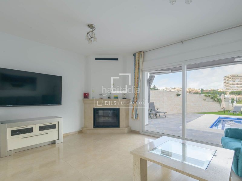 Foto 4d4b5a94-1a7d-4d24-aa49-2608101f9754. Chalet villa moderna con tres habitaciones y piscina en Benalmádena