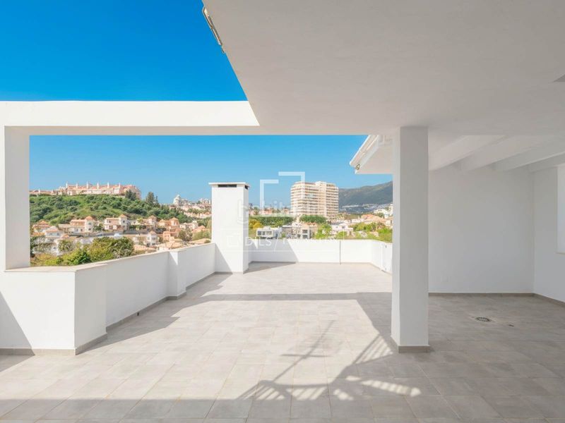 Foto 5cf19ea0-5500-4674-b706-f2cbc1a48118. Chalet villa moderna con tres habitaciones y piscina en Benalmádena