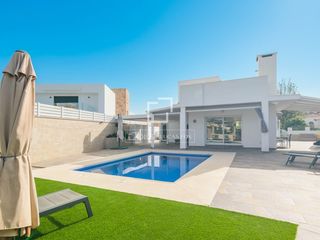 Xalet a Cortijo Torrequebrada. Villa moderna con tres habitaciones y piscina en benalmádena