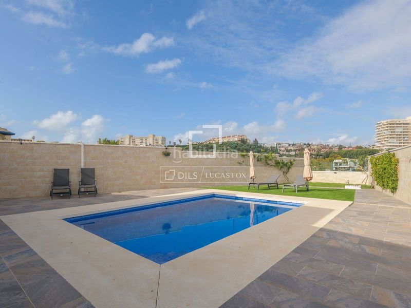 Foto 827378dd-c140-41ab-aef0-fa7c52fea43a. Chalet villa moderna con tres habitaciones y piscina en Benalmádena