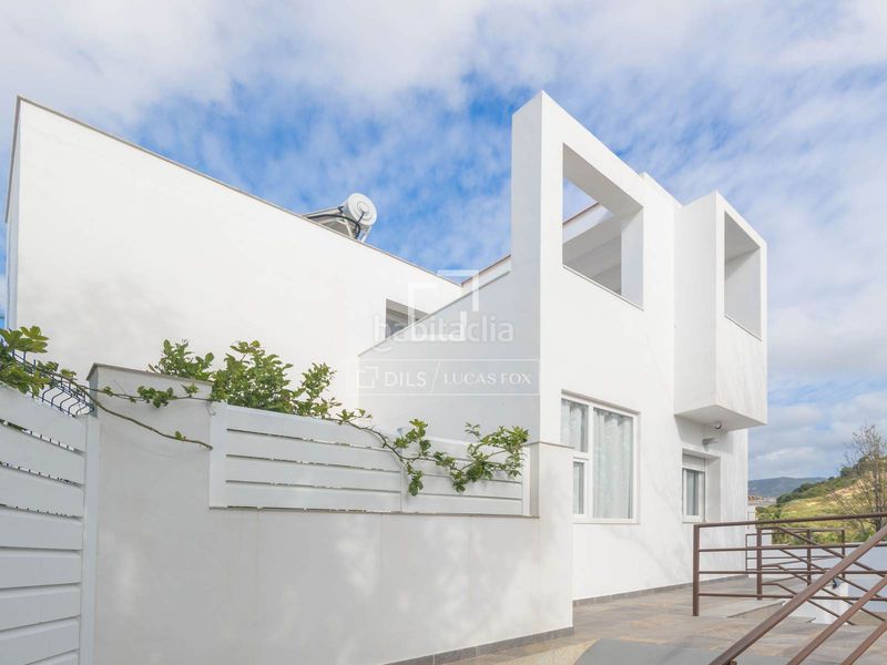 Foto ad0f236e-5385-4b5d-bf96-64e43cbc4070. Chalet villa moderna con tres habitaciones y piscina en Benalmádena