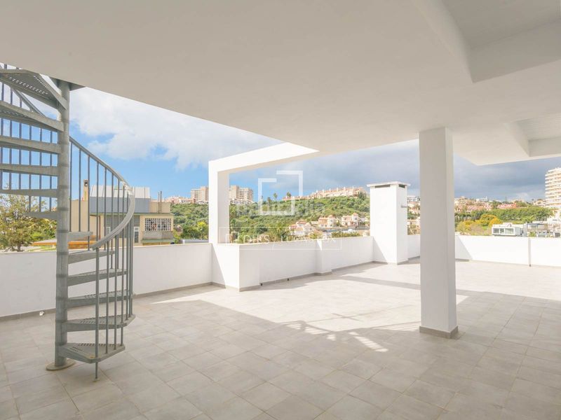 Foto c85b6929-cd7b-46dd-9231-92dd64d350e4. Chalet villa moderna con tres habitaciones y piscina en Benalmádena
