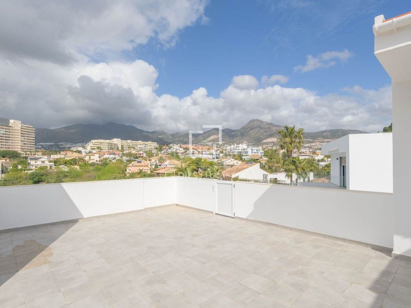 Foto ed47bcc8-530b-437a-81f5-bd003602c32b. Chalet villa moderna con tres habitaciones y piscina en Benalmádena