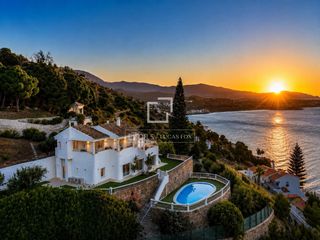 Chalet in Monte los Almendros - El Pargo - Costa Aguilera. Una joya irrepetible frente al mar en venta en salobreña, costa