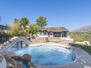 Chalet in Mijas pueblo. Exclusiva villa con piscina y jardín y con un alto potencial de