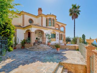 Chalet en La Cala del Moral. Villa de estilo andaluz con vistas al mar y con una amplia parce