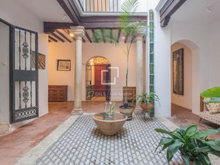 Chalet en La Goleta - San Felipe Neri. Extraordinaria casa de 8 dormitorios en venta en el centro histó