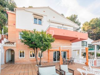 Xalet a El Candado. Villa de 5 dormitorios con apartamento independiente de 2 dormit