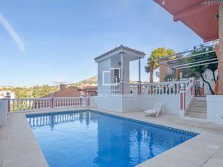 Chalet in El Candado. Villa de 5 dormitorios con apartamento independiente de 2 dormit