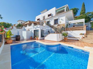 Chalet en Viña Málaga. Exclusiva villa de 9 dormitorios en la axarquía, a un paso del m