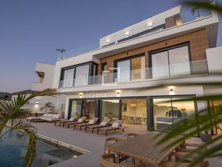 Chalet à La Herradura. Casa  villa excelentes de 4 dormitorios en venta en costa tropic