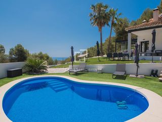 Chalet in Pinares de San Antón. Villa de 4 dormitorios con piscina en venta en málaga