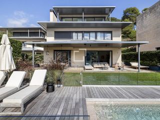 Location Chalet à Sarrià. Casavilla en excelentes condiciones con cinco dormitorios en alq