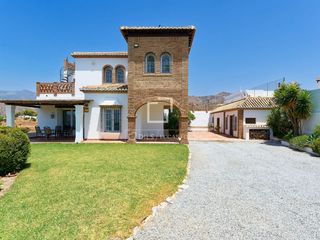 Chalet à La Herradura. Villa de lujo con carácter único rústico y vistas incomparables