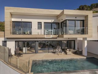 Chalet in La Herradura. Exclusiva villa moderna con vistas al mar en venta en la herradu
