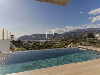 Xalet a La Herradura. Exclusiva villa moderna con vistas al mar en venta en la herradu