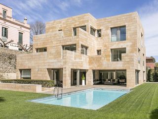 Chalet in Pedralbes. Villa de estilo contemporáneo con 7 dormitorios, en venta en ped