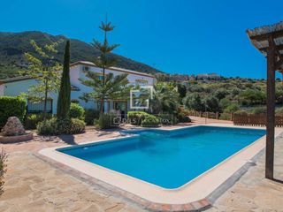 Country house in Alcaucín. Casa rural de 6 dormitorios en venta en alcaucín