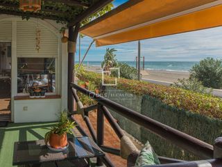 Appartement à Laguna Beach. Piso de 3 dormitorios con una gran terraza en venta junto al mar