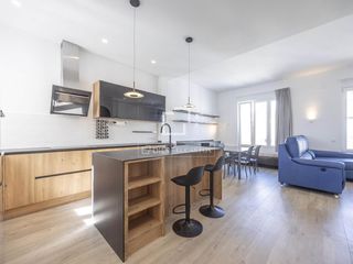 Rent Flat in Russafa. Apartamento de 3 dormitorios dobles y 2 baños y uno de cortesía,