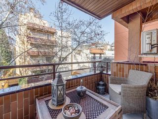 Flat in Tres Torres. Piso en excelentes condiciones con seis dormitorios y terraza de