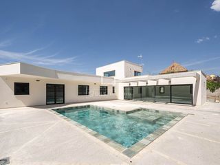 Xalet a Villa de Otura. Villa de obra nueva con piscina, jardín y excelentes calidades,