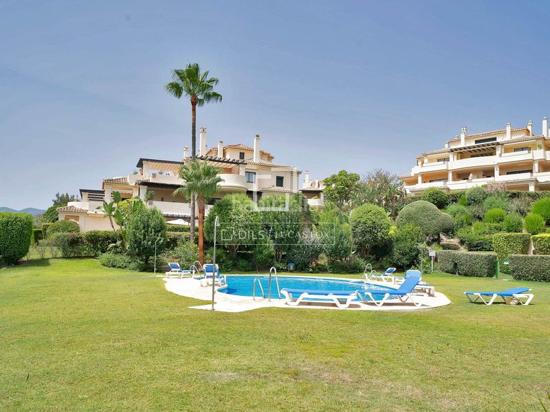 Foto 7a23f5b3-343d-4995-b539-d0a4697c0ad5. Pis amb calefacció aparcament piscina a los arqueros - puerto del almendro Benahavís