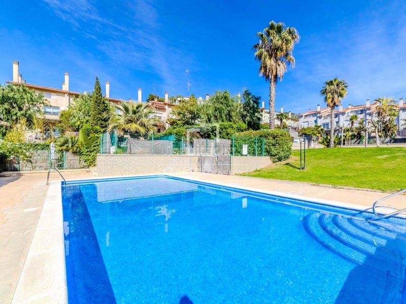 Foto f59e903e-d31b-4578-a69c-0e7d06c66f47. Xalet amb calefacció aparcament piscina a Levantina - Montgavina - Quintmar Sitges