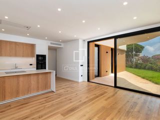 Piso en La Fosca - Cala Margarida. Apartamento de obra nueva en planta baja con 3 dormitorios, a so