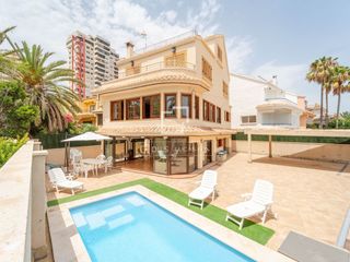 Location Chalet à Platja de la Pobla de Farnals. Propiedad de lujo en primera línea de mar en alquiler en una ubi