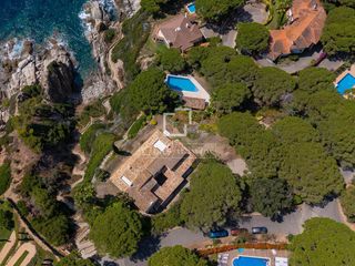 Chalet in Montgoda. Excepcional villa mediterránea de siete dormitorios en primera l