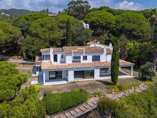 Xalet a Montgoda. Excepcional villa mediterránea de siete dormitorios en primera l