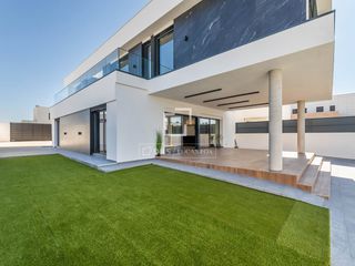 Chalet in El Bosque. Casa pareada de obra nueva de 412 m con piscina, patio interior