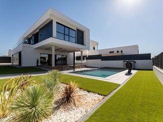 Chalet en El Bosque. Casa pareada de obra nueva de 412 m con piscina, patio interior