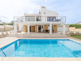 Chalet in Entrepinos. Casa  villa excelentes de 5 dormitorios con 40m terraza en venta